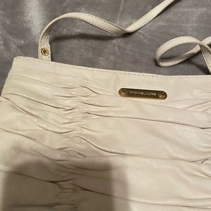 Pre-loved Micheal Kors purse. Needs cleaning and conditioning. Inside perfect.